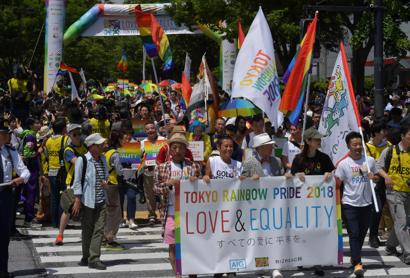 「東京レインボープライド2018」でパレードをする参加者ら。LGBTに関する話題が取り上げられる機会も増えた=東京都渋谷区で2018年5月6日、西本勝撮影