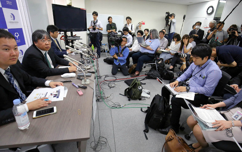 大勢の報道陣が集まった記者会見で質問に答える大阪大の澤芳樹教授(左から2人目)=東京都千代田区で16日、宮武祐希撮影
