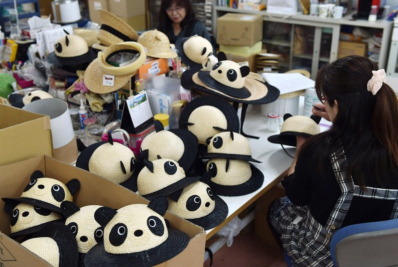 埼玉 春日部 パンダ も人気 夏を待つ麦わら帽子 毎日新聞