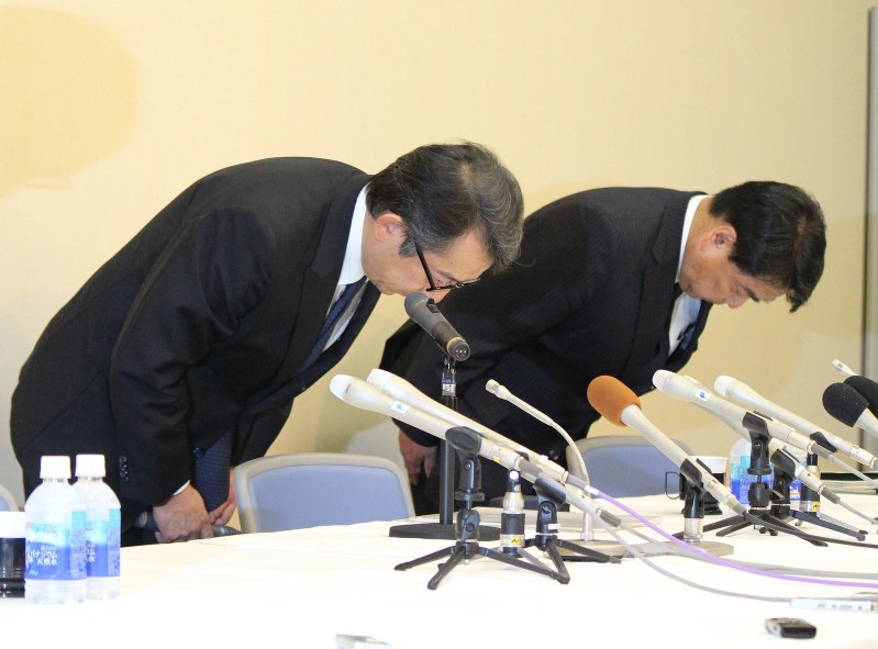 シェアハウス融資問題で陳謝する米山明広スルガ銀行社長(左)=静岡県沼津市上土町で2018年5月15日午後3時8分、石川宏撮影
