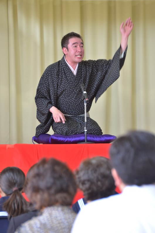 「教育と笑いの会in大熊」で落語を披露する桂雀太さん=福島県会津若松市河東町の大熊町立熊町・大野小学校仮校舎で2018年5月15日午後2時19分、湯浅聖一撮影