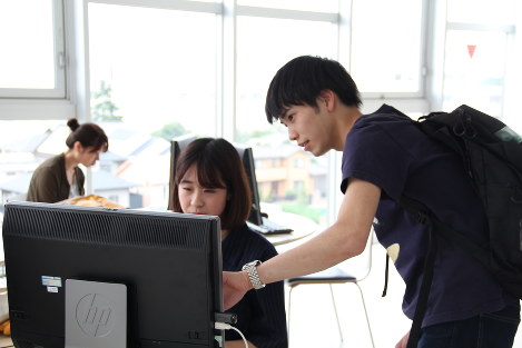 パソコンを使い、「AEON eラーニング」で英語学習をする学生。スマホでも利用できる