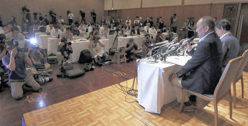 日大の反則行為で、記者会見する関学大アメフット部の鳥内秀晃監督(手前)と小野宏ディレクター=兵庫県西宮市で2018年5月17日午後1時57分、小出洋平撮影