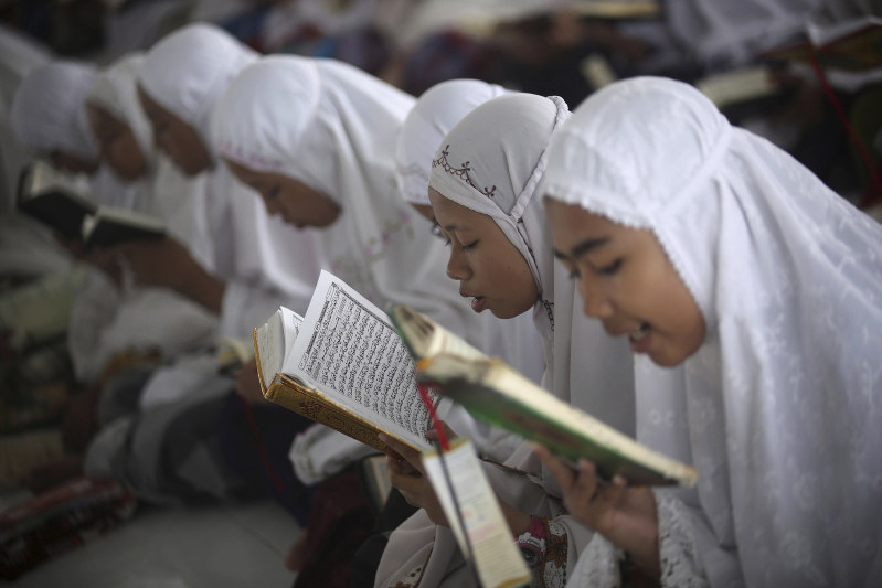 ラマダン初日、イスラム寄宿学校でコーランを読む生徒たち=インドネシア・スマトラ島北部のメダンで17日、AP