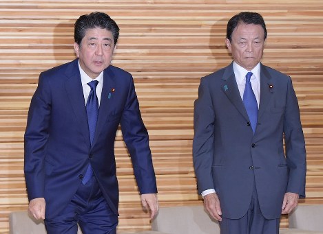 閣議に臨む安倍晋三首相（左）と麻生太郎財務相＝首相官邸で２０１８年５月１８日午前８時３１分、川田雅浩撮影