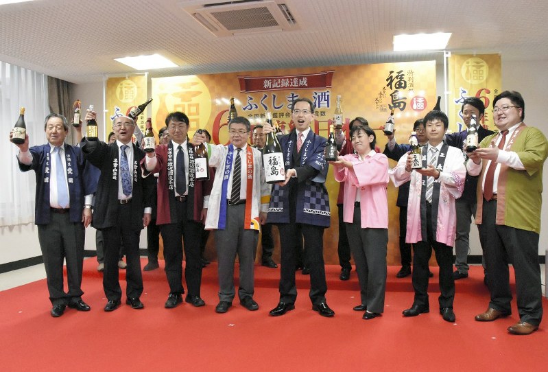 全国新酒鑑評会で金賞に輝いた県内の蔵元たち=福島市杉妻町の県庁で2018年5月17日、岸慶太撮影