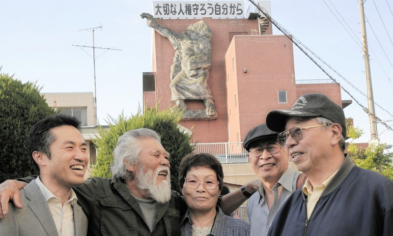 大阪・住吉：反差別の魂、沖縄へ 交流センターの母子像 | 毎日新聞