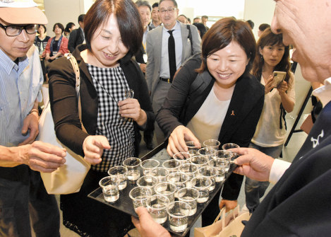 全国新酒鑑評会で金賞を受賞した新酒を味わう人たち=福島市三河南町の福島県観光物産館で2018年5月17日午後5時12分、岸慶太撮影