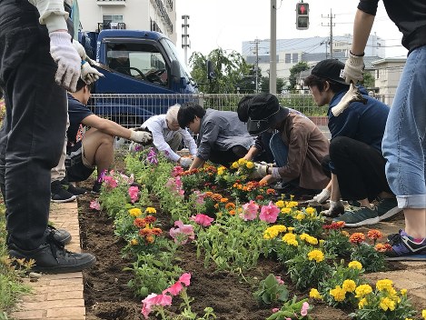 地域住民を交え行われた花を植えるイベント