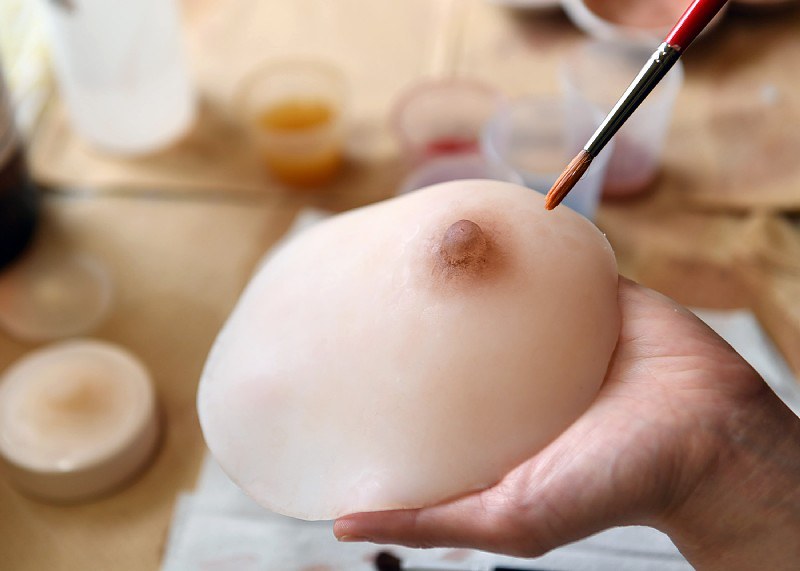 常滑焼の石こう型の技術を生かして作った人工乳房=愛知県常滑市で、小松雄介撮影