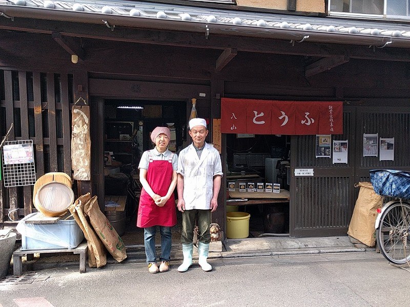 軒の出たお店の前で入山貴之さん(右)と奥さまの入山智子さん=五木のどかさん撮影