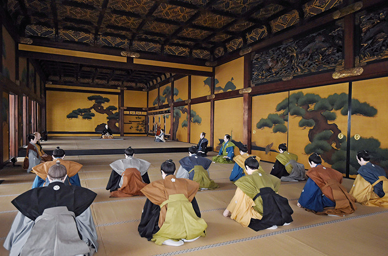 いざ 御城碁 第７３期本因坊戦第２局 二条城を前に 上 二の丸御殿で初手 京都で６年ぶり開催 ２３ ２４日 京都 毎日新聞