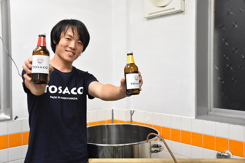 「TOSACO」を手にする瀬戸口信弥さん=高知県香美市で、松原由佳撮影