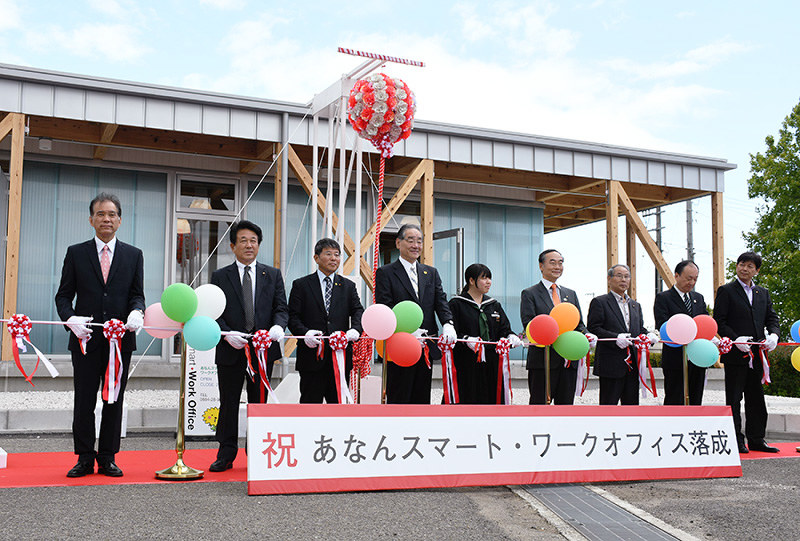 式典でテープカットをする徳島県阿南市の岩浅嘉仁市長(左から4人目)ら=同市那賀川町上福井で、大坂和也撮影