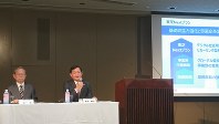 東芝会長に就任後、初めて記者会見に登場した車谷暢昭氏(右)＝東芝本社で２０１８年５月１５日、今沢真撮影