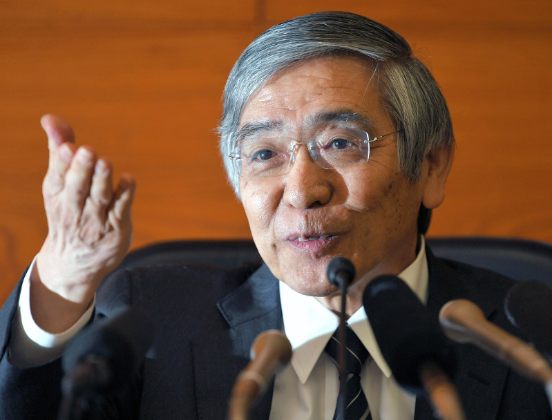 金融政策決定会合を終え、記者会見する日銀の黒田東彦総裁=東京都中央区の日銀本店で4月27日、手塚耕一郎撮影