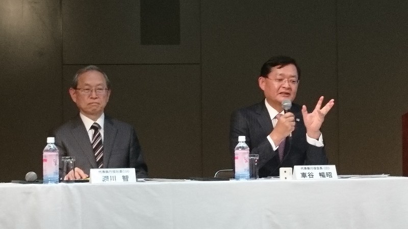東芝会長に就任後、初めて記者会見に登場した車谷暢昭氏(右)=東芝本社で2018年5月15日、今沢真撮影