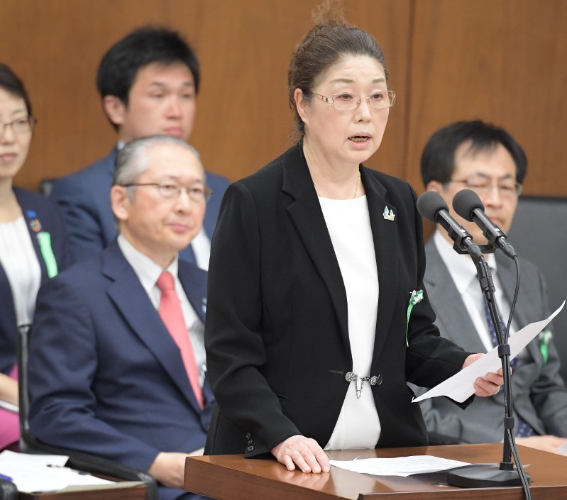 衆院厚生労働委員会の参考人質疑で働き方改革関連法案について意見を述べる、全国過労死を考える家族の会代表世話人の寺西笑子さん。左手前は連合の神津里季生会長=国会内で2018年5月22日午前9時24分、川田雅浩撮影