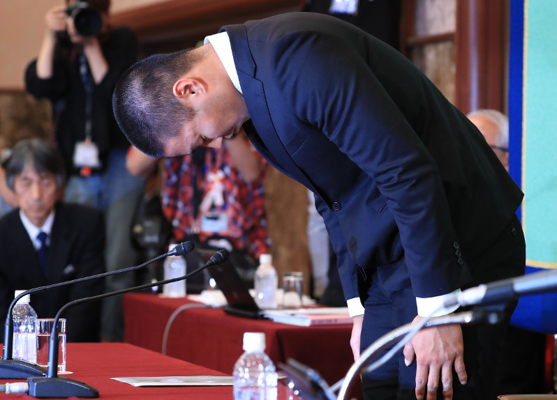 会見で頭を下げて謝罪する日大の宮川泰介選手=東京都千代田区で2018年5月22日午後3時3分、梅村直承撮影