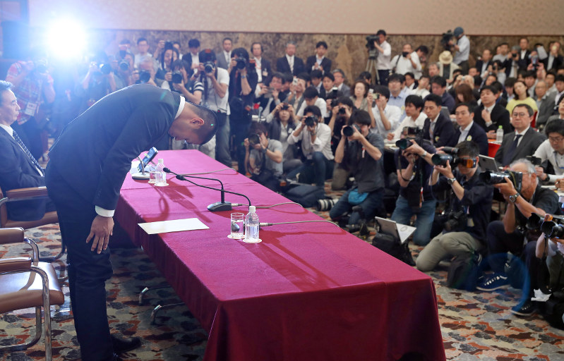 記者会見で謝罪する日大の宮川泰介選手(手前)=東京都千代田区で2018年5月22日午後3時2分、小川昌宏撮影