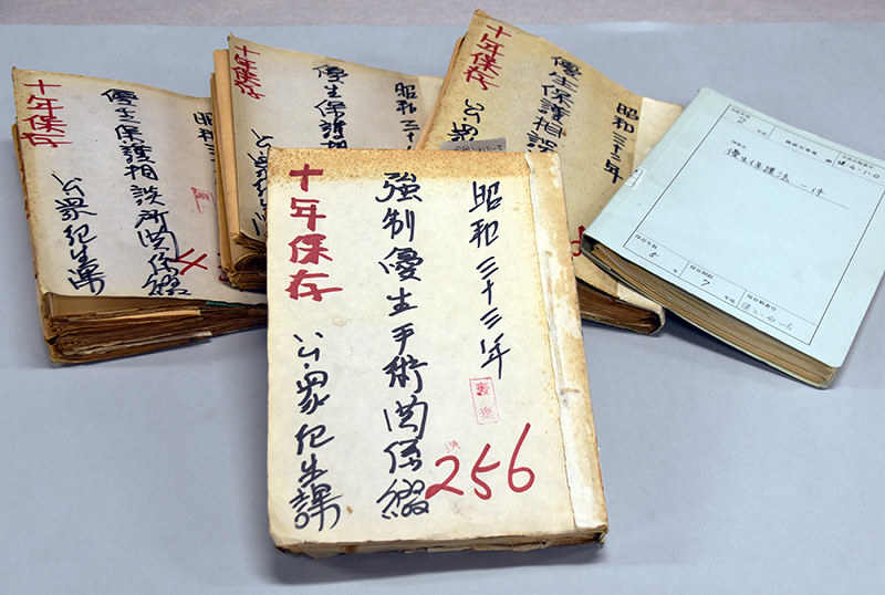 強制不妊手術を巡る12人分の行政文書(手前)と相談会の場所や開催状況などを記した関連の文書類=京都市左京区の府立京都学・歴彩館で、篠田直哉撮影