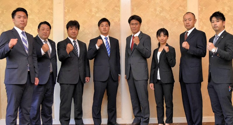 大会での健闘を誓い合う出場8チームの監督、部長、マネジャーら=太田市東長岡町のスバル雄飛荘で2018年5月22日、阿相久志撮影
