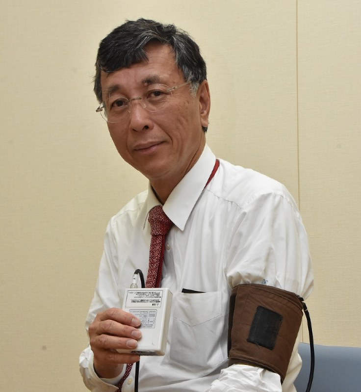 「減塩外来」を開設した渡辺尚彦医師。30年以上前から携帯型の血圧計を装着し、血圧の動きを記録し続けている=千葉県柏市の聖光ケ丘病院で、矢澤秀範撮影