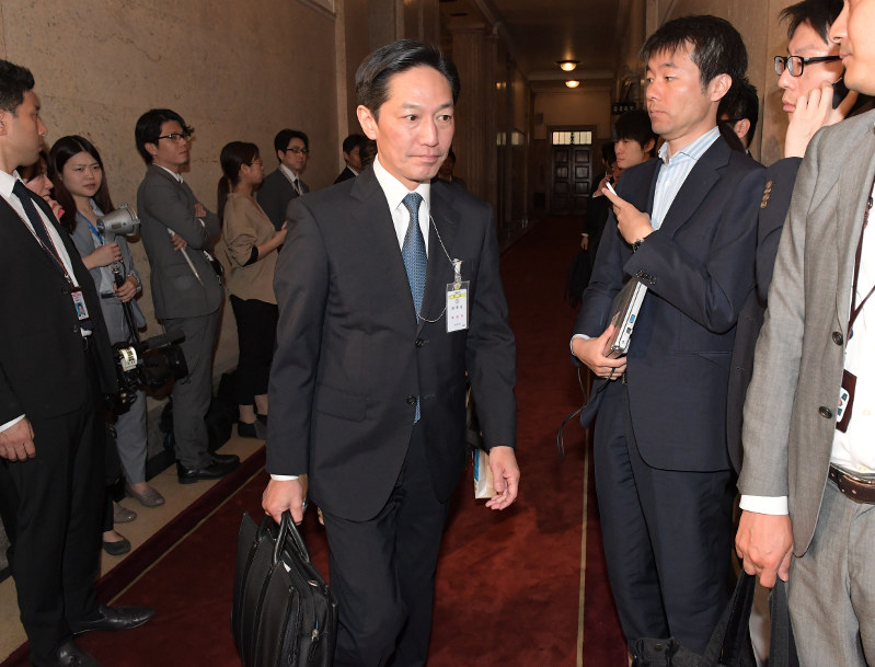 財務省 森友交渉記録 国会に提出 理財局次長が陳謝 毎日新聞