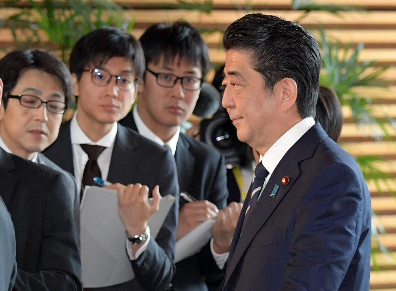 学校法人「加計学園」による獣医学部新設を巡る愛媛県の新たな文書について質問する記者団に囲まれる安倍晋三首相(右)=首相官邸で2018年5月22日午前8時20分、川田雅浩撮影