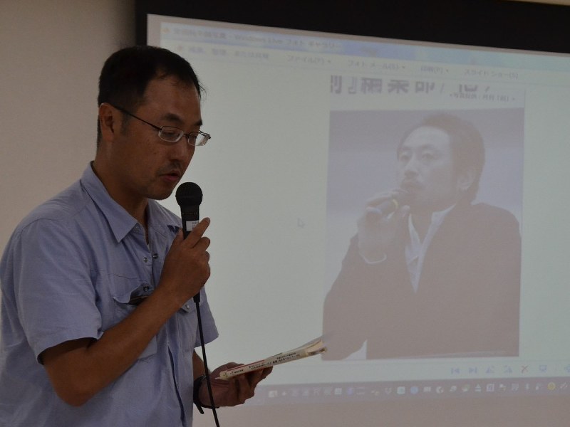 安田純平さんの解放を求めるアピールを読み上げるジャーナリストの綿井健陽さん=東京都文京区で19日
