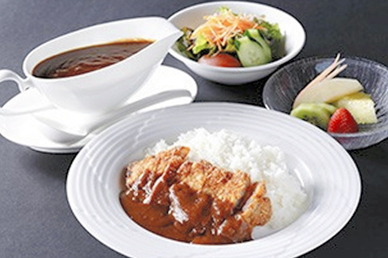 佐藤名人が食べた「県産郷ポークのカツカレーセット」=奈良ホテル提供