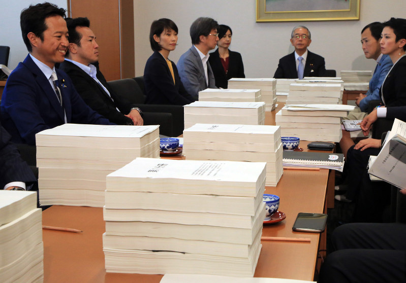 財務省の学校法人「森友学園」への国有地売却に関する文書が提出された参院予算委理事懇談会=参院議員会館で2018年5月23日午後0時32分、梅村直承撮影
