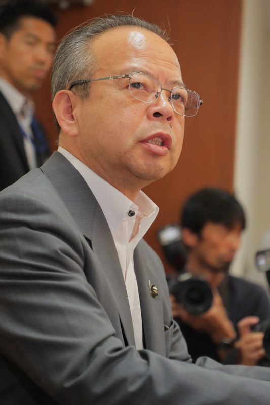 記者会見で辞意を表明した高橋都彦狛江市長=東京都狛江市の同市役所で2018年5月23日午前10時1分、和田大典撮影