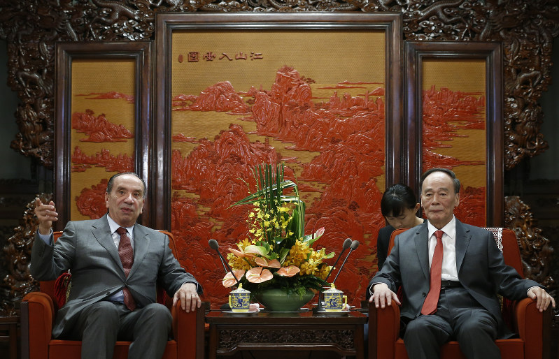 ブラジルのヌネス外相(左)と会談する中国の王岐山・国家副主席=北京で2018年5月14日、AP