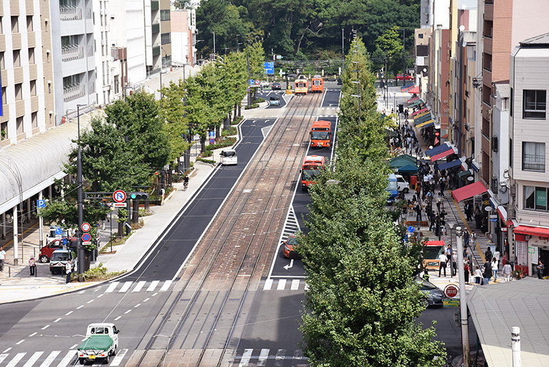 車線を減らして歩道を広くした花園町通り=松山市提供