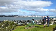 船で渡ったデボンポートのビクトリアの丘からオークランド都心を遠望する。さわやかな秋晴れ（写真は筆者撮影）