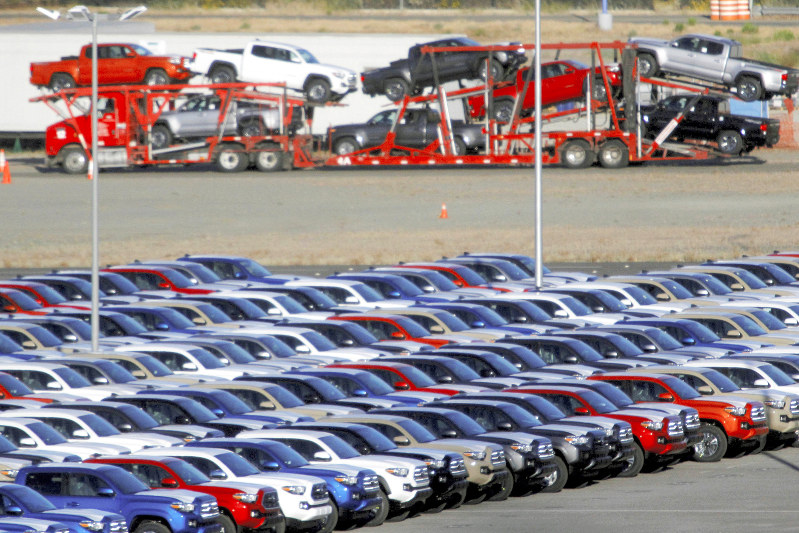 メキシコ国内で、米国向け輸出用に集められた自動車=ロイター