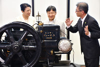 世界初の小型ディーゼルエンジンについて説明を受ける皇太子ご夫妻＝滋賀県長浜市三和町で、若本和夫撮影