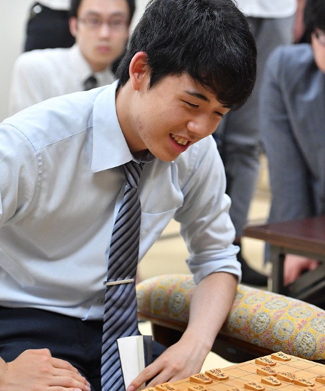 七段昇段を決めた藤井聡太七段=大阪市福島区の関西将棋会館で18日、木葉健二撮影
