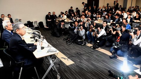 記者会見で引退を表明したセブン&アイ・ホールディングスの鈴木敏文会長(左手前、肩書きは当時)=2016年4月7日撮影