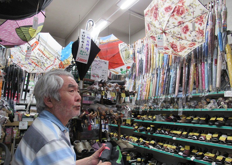 職人が減り、外国産の傘が増えた店内。男性従業員は「閉店セールで安く買えるけど実はすごくいい傘」と掘り出し物を何本か見せてくれた=東京都台東区で15日