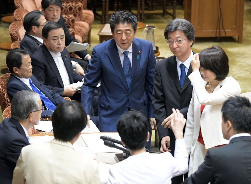 参院予算委員会の集中審議で自らの答弁で審議が止まり、委員長席に集まる与野党の理事を見る安倍晋三首相(中央)=国会内で2018年5月28日午前10時8分、川田雅浩撮影
