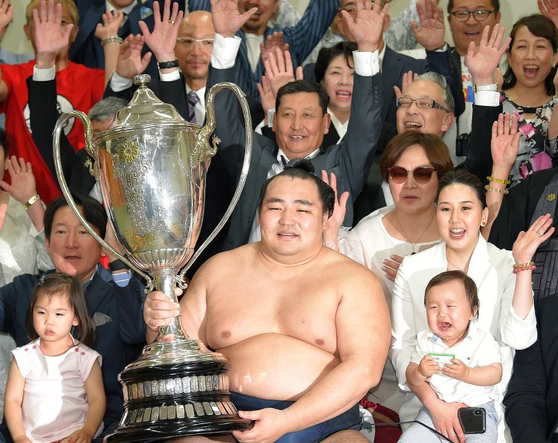 優勝し、家族や支援者と記念撮影に臨む横綱・鶴竜(中央)=東京・両国国技館で2018年5月27日午後6時13分、手塚耕一郎撮影