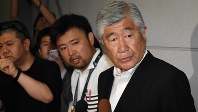 記者の取材に応じる日本大学アメリカンフットボール部の内田正人前監督＝２０１８年５月１９日、丸山博撮影