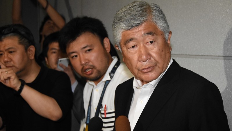 記者の取材に応じる日本大学アメリカンフットボール部の内田正人前監督=2018年5月19日、丸山博撮影