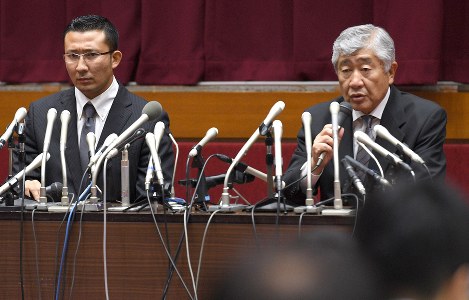 記者会見する日本大学アメリカンフットボール部の内田正人前監督(右)と井上奨元コーチ=2018年5月23日、丸山博撮影