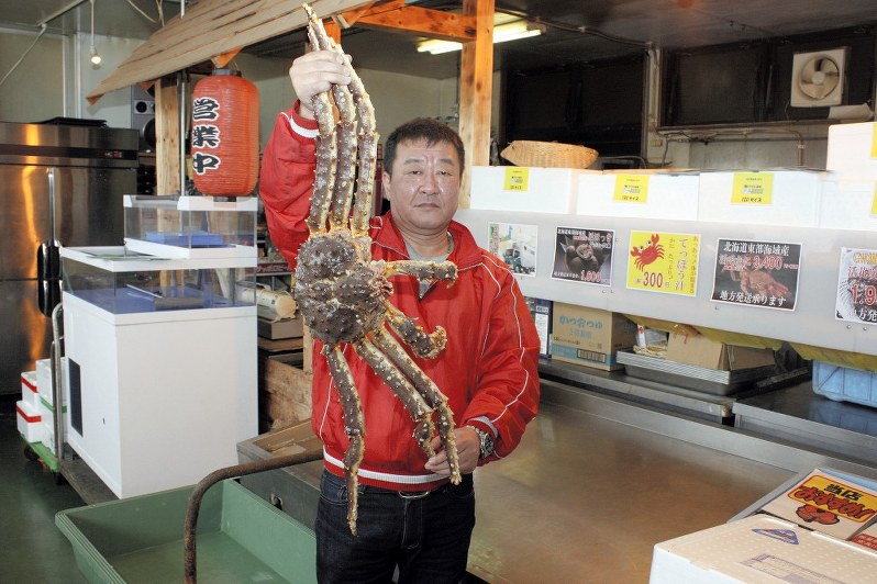 おおぶりのタラバガニを手にする金橋代表取締役