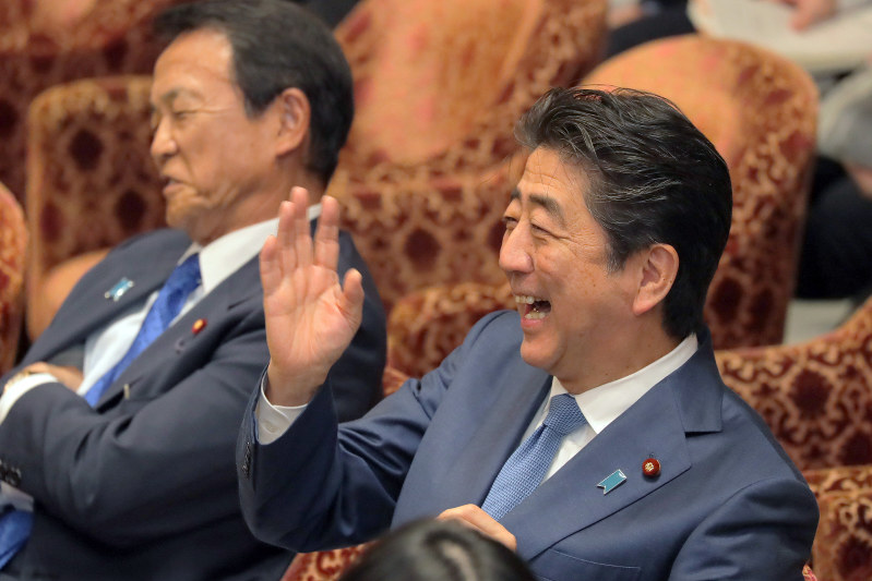 衆院予算委で長妻昭氏の指摘を否定する安倍晋三首相=国会内で2018年5月28日午後2時32分、和田大典撮影