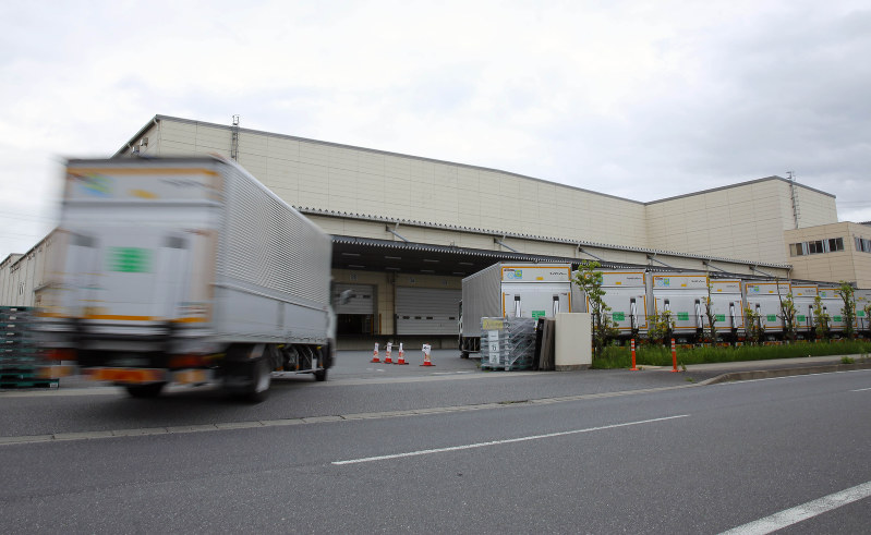 都心のコンビニへ向かうトラックが集まる配送センター=千葉県内で、宮武祐希撮影