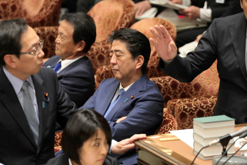 衆院予算委で今井雅人氏の質問中、質疑が混乱し野党議員らが委員長に詰め寄るなか、腕を組む安倍晋三首相と麻生太郎副総理兼財務相=国会内で2018年5月28日午後3時34分、和田大典撮影
